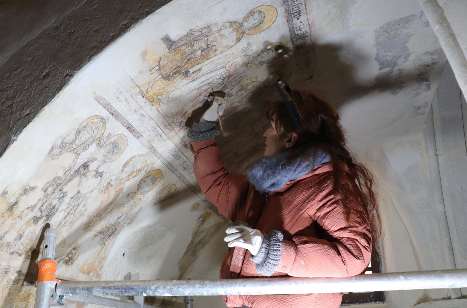 charlyne-bosc-walter-restaure-en-ce-moment-la-plus-ancienne-fresque-murale-qui-ait-ete-retrouvee-a-l-interieur-de-l-eglise-elle-date-du-xiii-e-ou-du-xiv-e-siecle-photo-nicolas-boffo-1770921487
